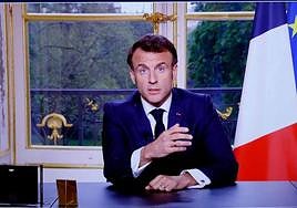 Macron durante el discurso televisado a la nación, después de promulgar la ley de reforma de las pensiones.
