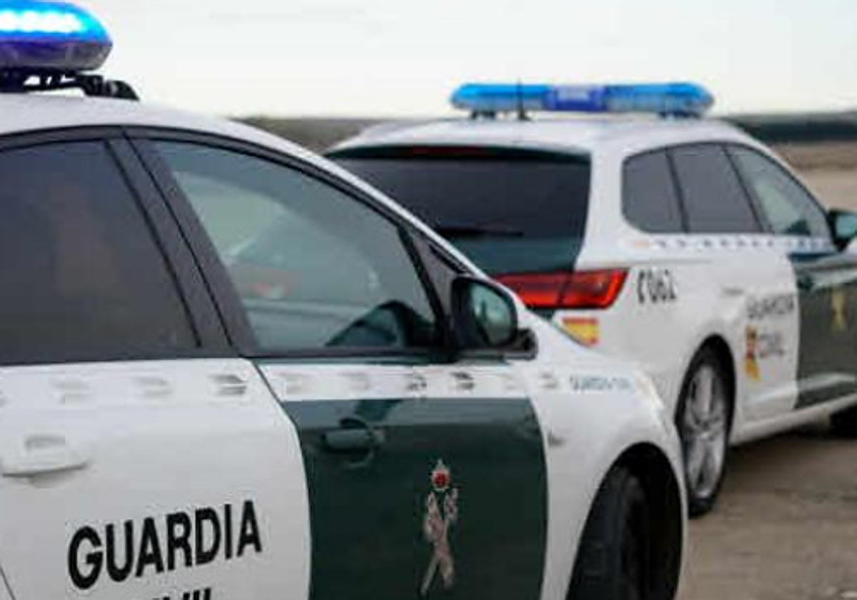 Imagen de archivo de varios vehículos de la Guadia Civil.