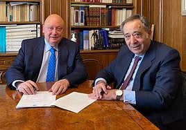 Firma de las escrituras de compraventa de las parcelas en una notaría de Madrid.