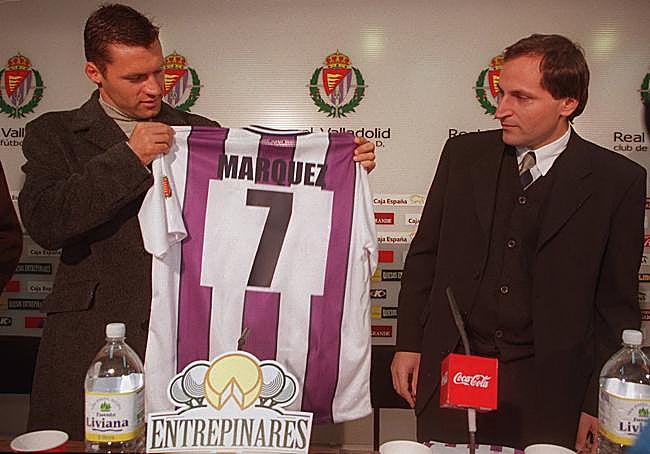 Márquez muestra la camiseta blanquivioleta con su nombre, en compañía de Ángel Fernández.