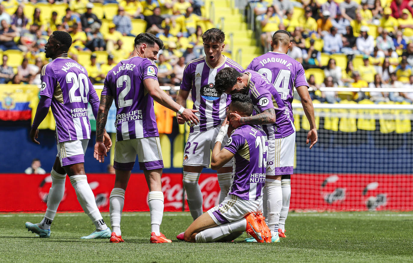 Jugadores del Pucela felicitan a El Yamiq tras su gol en La Cerámica.