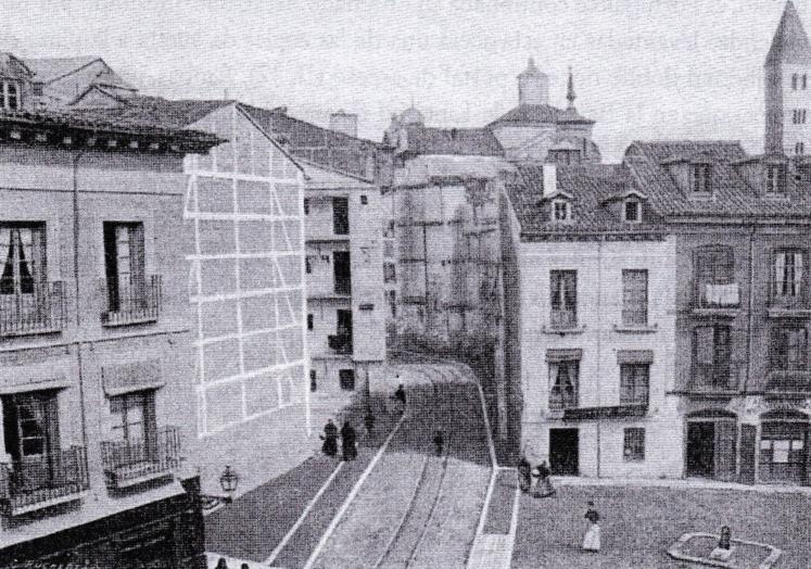 Imagen principal - Arriba, confluencia de la Ropería y de la plaza de las Carnicerías en la segunda década del siglo XX (dibujo de Ricardo Huerta). Debajo, a la izquierda, la calle de los Tintes, en el año 1978. A la derecha, obras de urbanización en la plaza de la Libertad (años 70 del siglo XX).