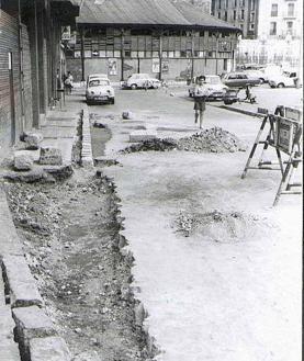 Imagen secundaria 2 - Arriba, confluencia de la Ropería y de la plaza de las Carnicerías en la segunda década del siglo XX (dibujo de Ricardo Huerta). Debajo, a la izquierda, la calle de los Tintes, en el año 1978. A la derecha, obras de urbanización en la plaza de la Libertad (años 70 del siglo XX).