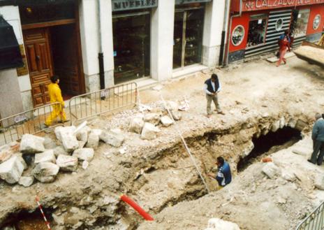 Imagen secundaria 1 - Arriba, excavación arqueológica en el interior del solar de la plaza de Portugalete, número 2. Debajo, a la izquierda, trabajos de renovación de las redes urbanas en la calle Bajada de la Libertad (2001), con la documentación de los arcos del puente. A la derecha, interior del puente, con los cimientos de los inmuebles superiores. 