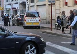 La Policía Local habla con el conductor del vehículo que atropelló a la peatón.