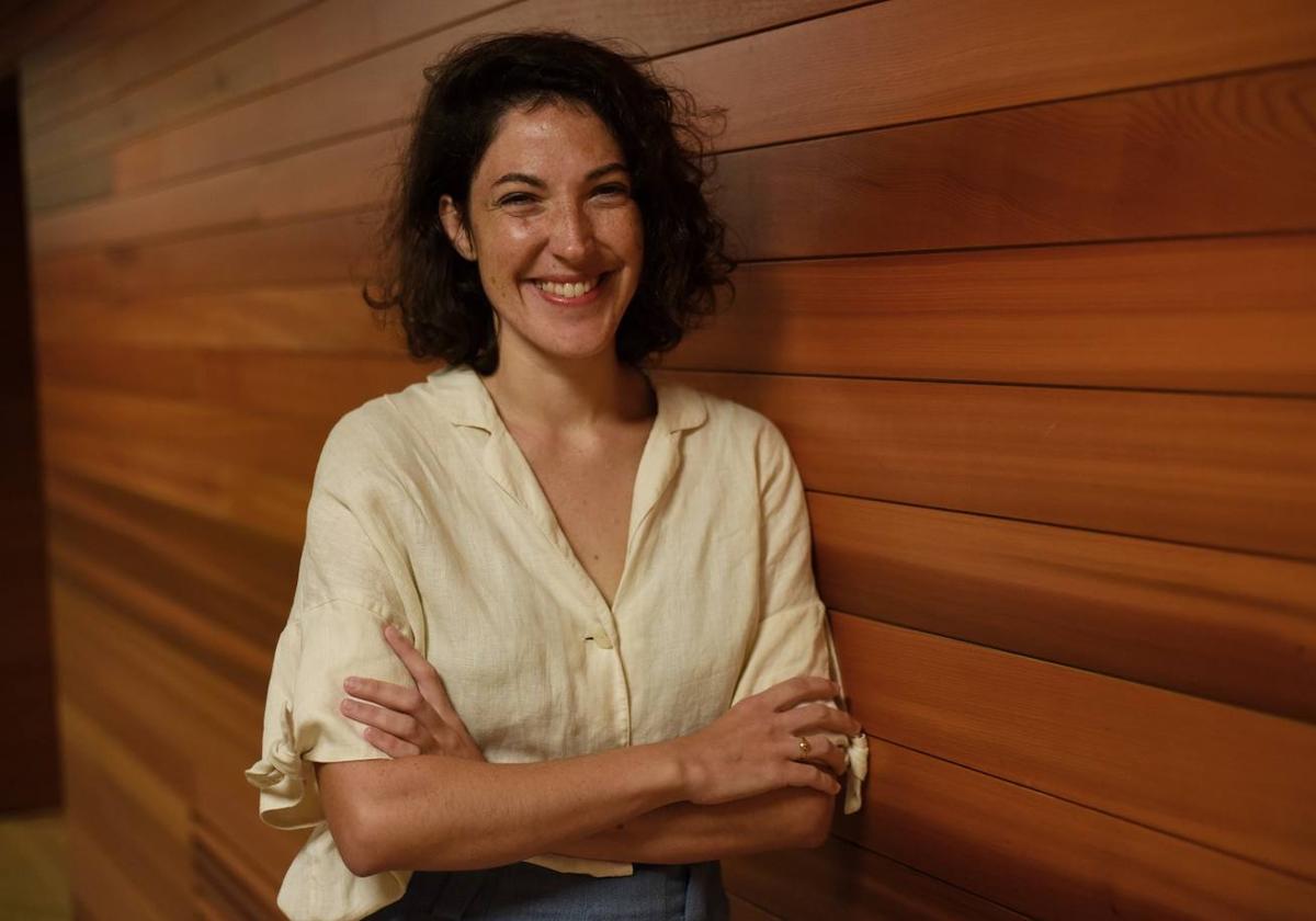 La cineasta María Elorza presenta en los Casablanca su «canto de amor a los libros»