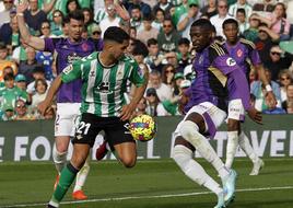 Hongla trata de parar a Ayoze en el partido disputado frente al Betis.