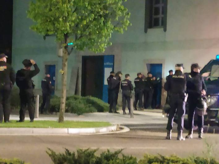 La Policía durante el desalojo en una imagen de las redes sociales del CSO La Molinera.