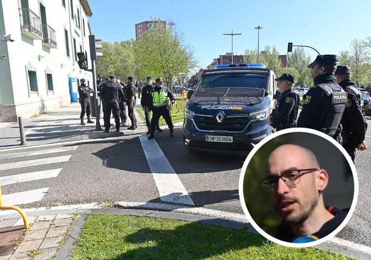 La Policía Nacional flanquea el edificio tras el desalojo. En detalle, Jorge Lebrero, activista desalojado del tejado del edificio.