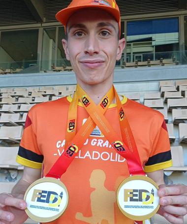 Adrián Parras muestra orgulloso sus dos medallas.