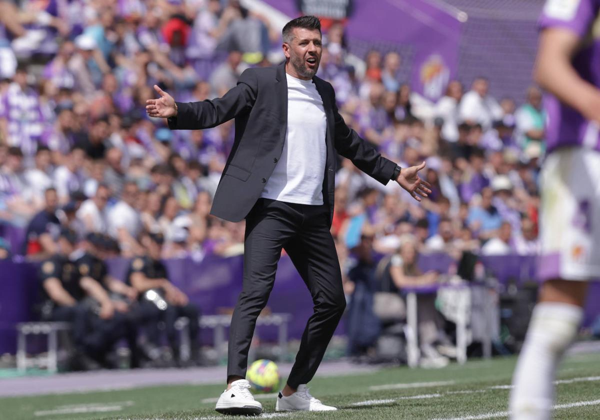 Pezzolano gesticula con los brazos extendidos durante el partido frente al Mallorca.