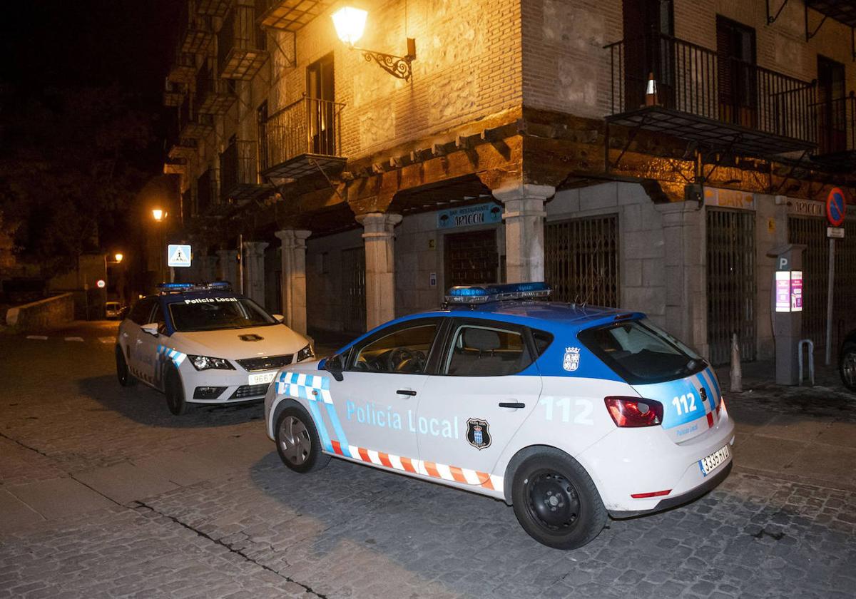 Coches de la Policía Local en una zona del recinto amurallado cercana a la de la afectada.