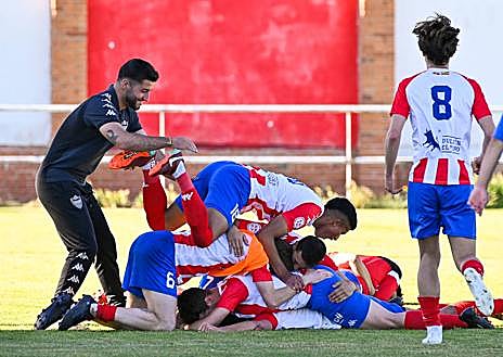 Imagen secundaria 1 - Atlético Tordesillas: La épica de Las Salinas ya aguarda otro &#039;play-off&#039;