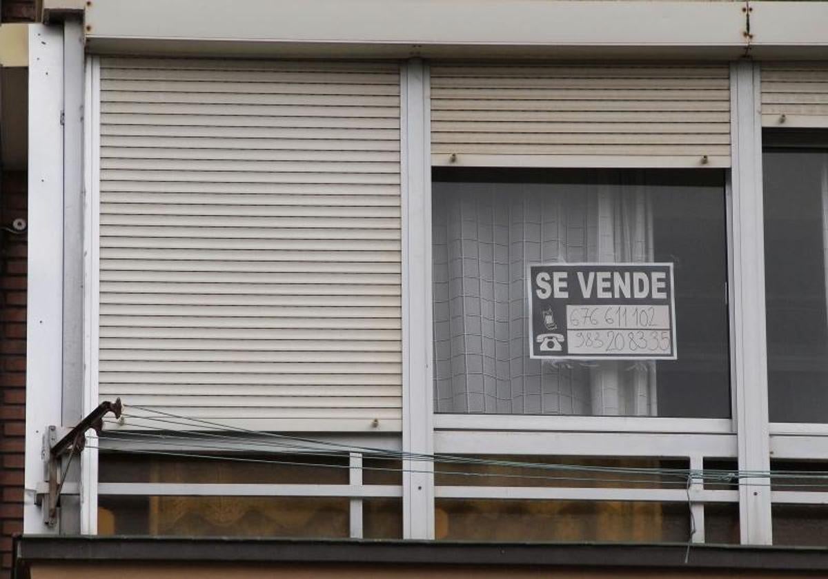 Cartel que anuncia la venta de una vivienda en Valladolid.