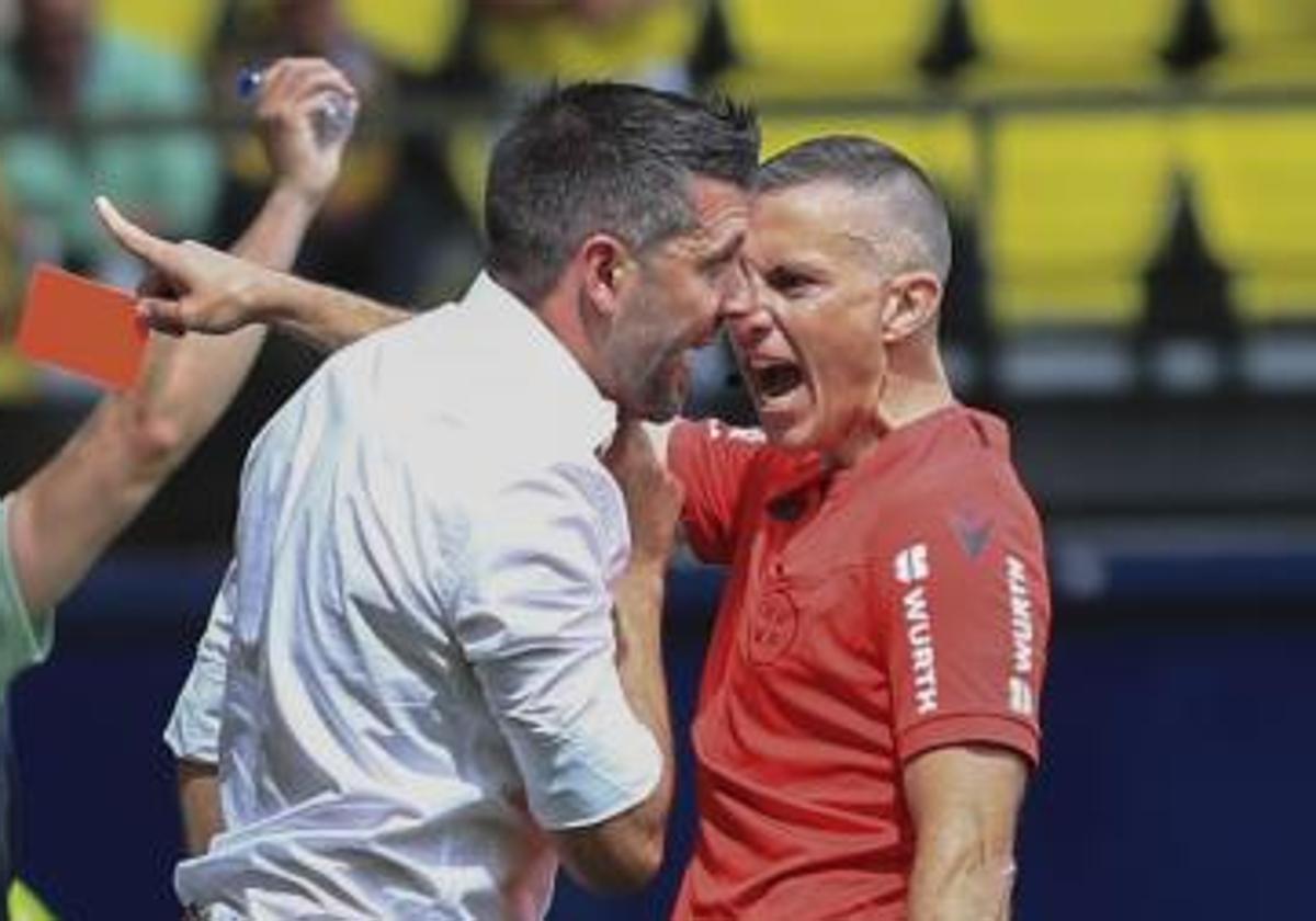 Paulo Pezzolano, con el árbitro Iglesias Villanueva, tras ser expulsado durante el último Villarreal-Real Valladolid.