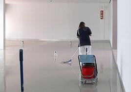 Una mujer trabaja en la limpieza de un edificio de Segovia capital.