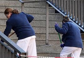 Dos trabajadoras realizan labores de limpieza en un centro de salud.