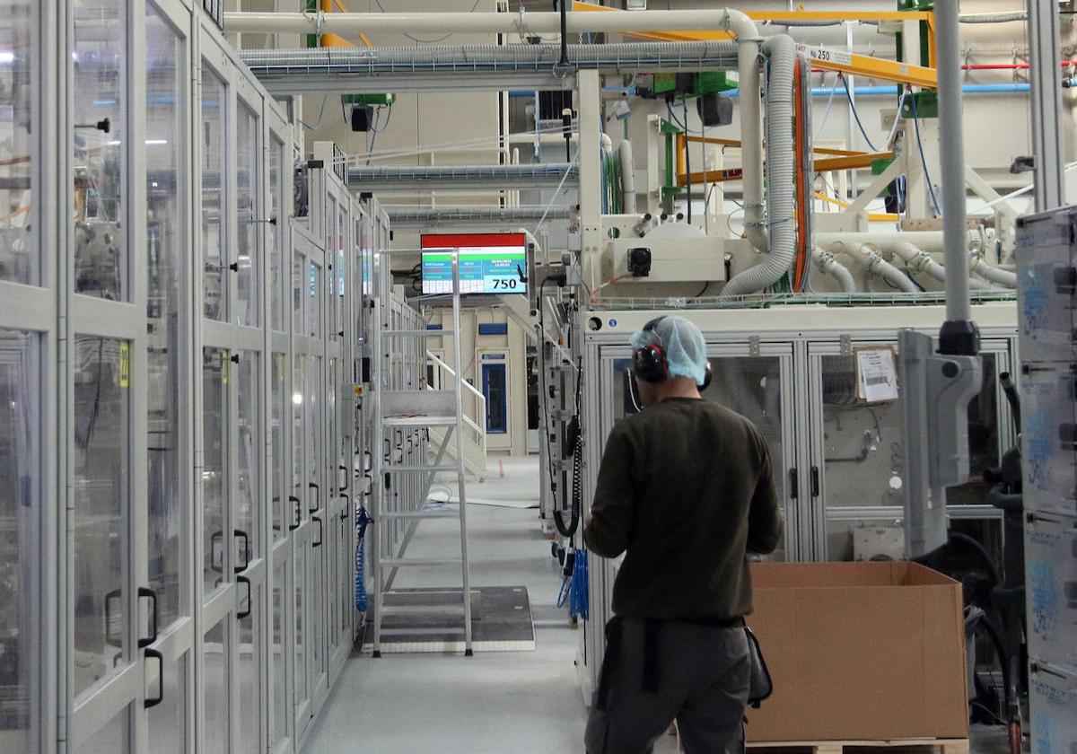 Un trabajador en una industria de la provincia de Segovia.