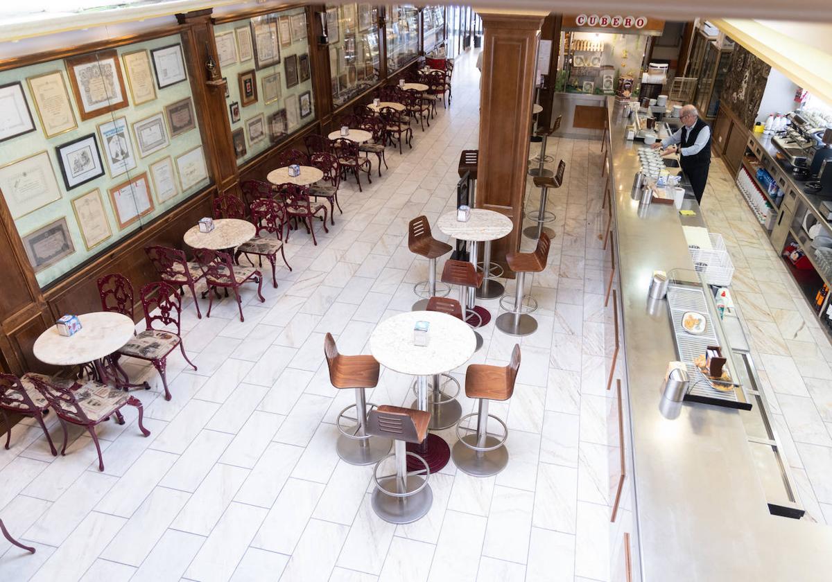 Interior de la cafetería de Cubero en la calle Pasión.