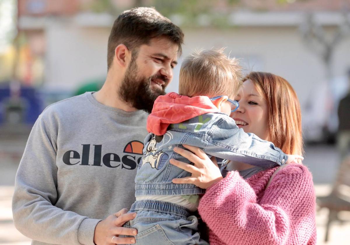 Diego y Eva, con el pequeño Álvaro.