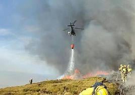 Labores de extinción del incendio que declarado esta semana en Candelario.
