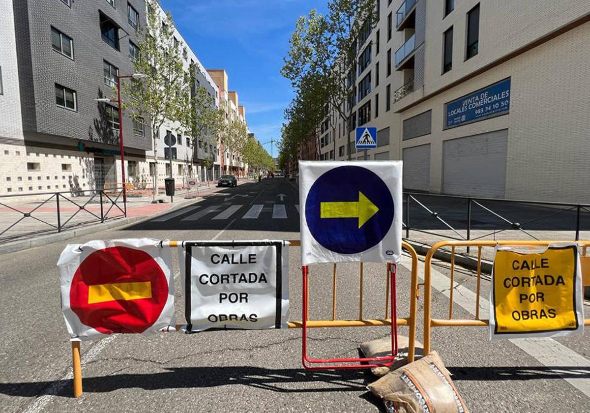 Corte de la calle Monasterio de Yuste, en Villa de Prado, por las obras de la red de biomasa.