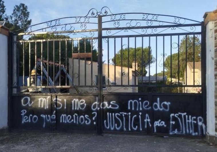 Pintadas en el chalé familiar de Óscar S. en la urbanización El Romeral.