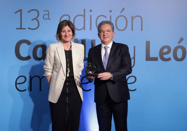 Marta Alonso, directora territorial noroeste de BBVA, entregó el premio a Pedro Palomo.