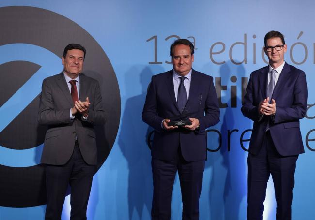 Jorge Recio, que recogió el premio en nombre de su hermano Juan Alberto Recio, posa con el galardón entre el consejero de Economía y Hacienda y el director general de El Norte de Castilla.