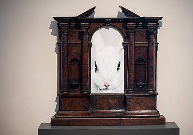 Una maqueta de una capilla adquirida en una subasta con la cabeza pintada de un conejo por Ydáñez inserta en la estructura.