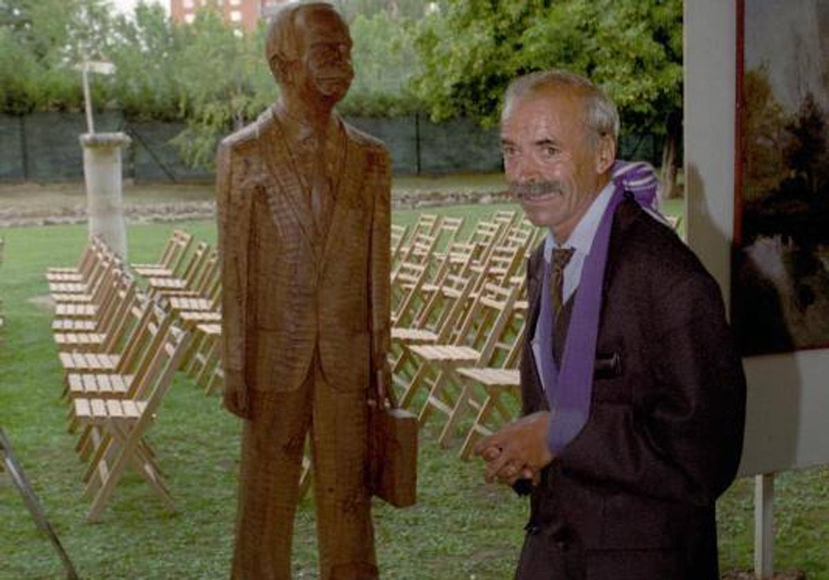 Fernando García 'el Librero', junto a una escultura con su imagen.