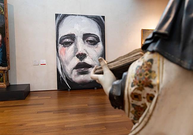 El lienzo monumental La Dolorosa, de Santiago Ydáñez, junto a una Santa Teresa de Gregorio Fernández.