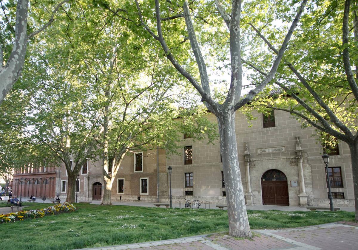 Antigua Casa de la Beneficencia (actual Casa del Estudiante), enclavada en la 'plaza de Chancillería', hoy calle Real de Burgos.