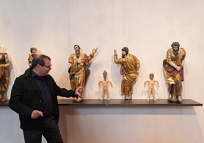 Ydáñez, junto a sus piezas de terracota creadas por él con cabezas de santo y obispo, del siglo XVIII, que emulan a jugadores de futbolín como símbolo de ·los fanatismos del deporte y la religión«.