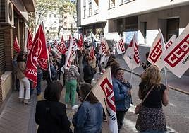 Decenas de trabajadoras se concentran frente a la oficina de Clece.