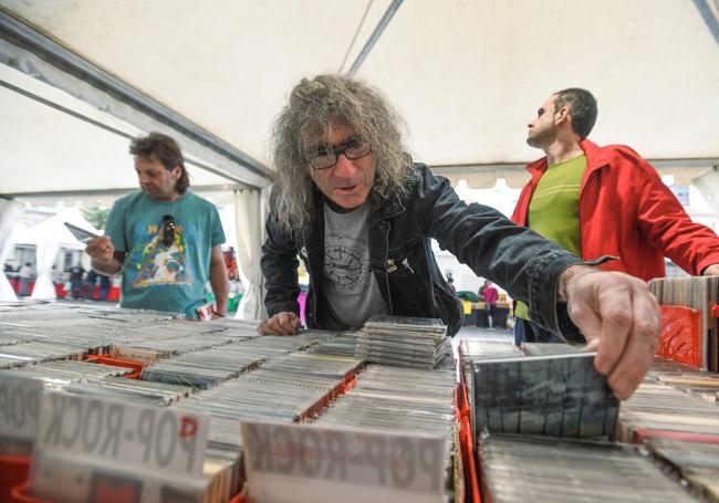 Varios visitantes a una pasada edición de la Feria del Disco.