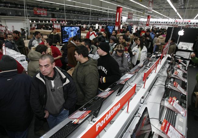 Infinidad de clientes abarrotan los pasillos de MediaMarkt el día de su apertura en Equinoccio.