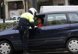 Un agente comprueba los papeles de un vehículo.