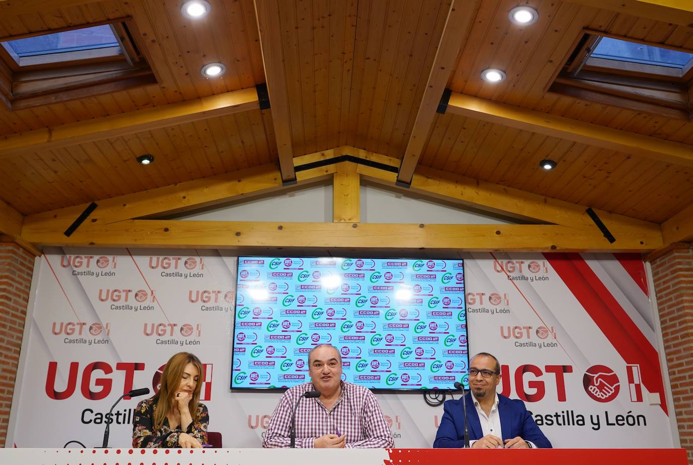 La secretaria general de la Federación de Sanidad y Sectores Sociosanitarios de CCOO en Castilla y León, Ana Rosa Arriba; el secretario genral de UGT Servicios Públicos de la comunidad, Tomás Pérez, y el presidente del sector autonómico de Sanidad de CSIF, Enrique Vega.