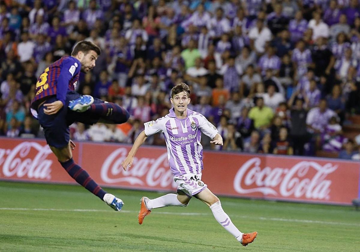 Toni Villa, ante Piqué, en un partido disputado frente al Barcelona.