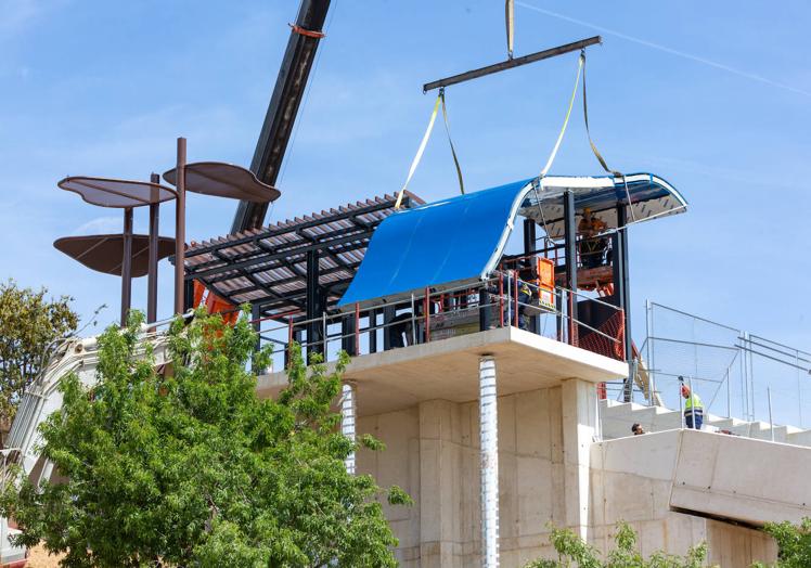 Imagen principal - Instalación de la 'lengua azul'. 