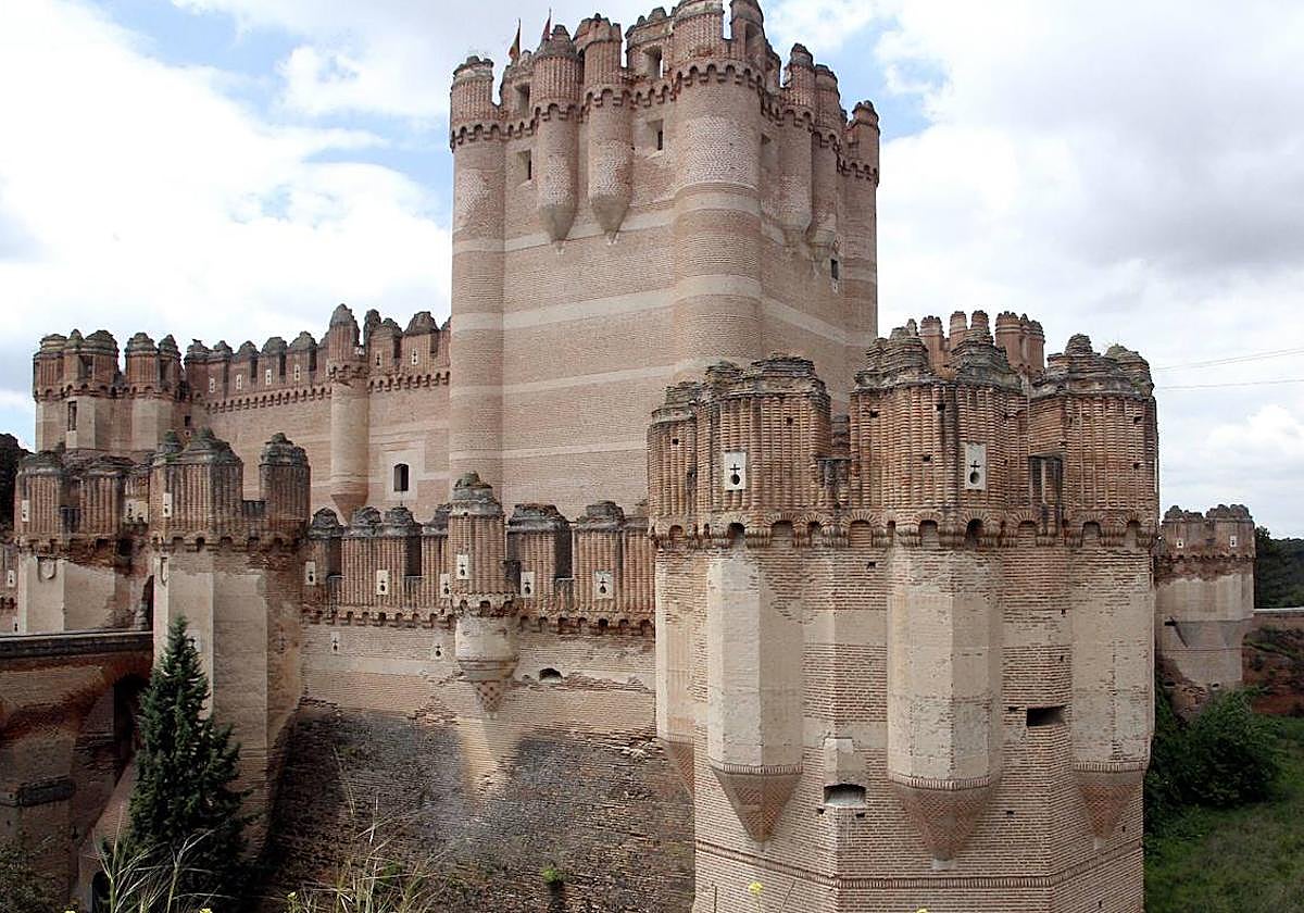 Vista exterior del castillo de Coca.