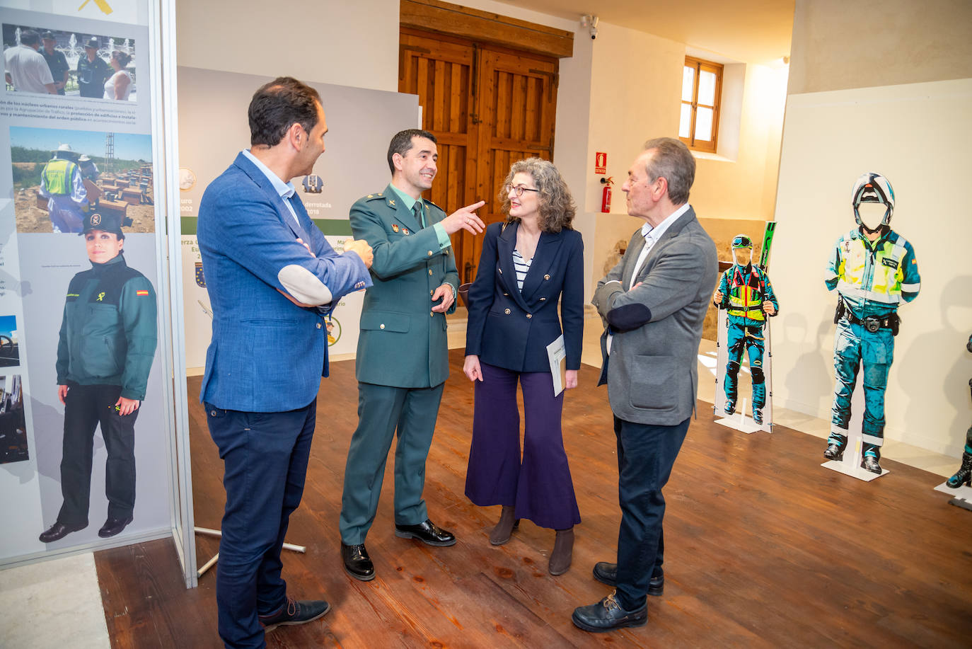 La eurodiputada Maite Pagazaurtundua visita la exposición de la Guardia Civil