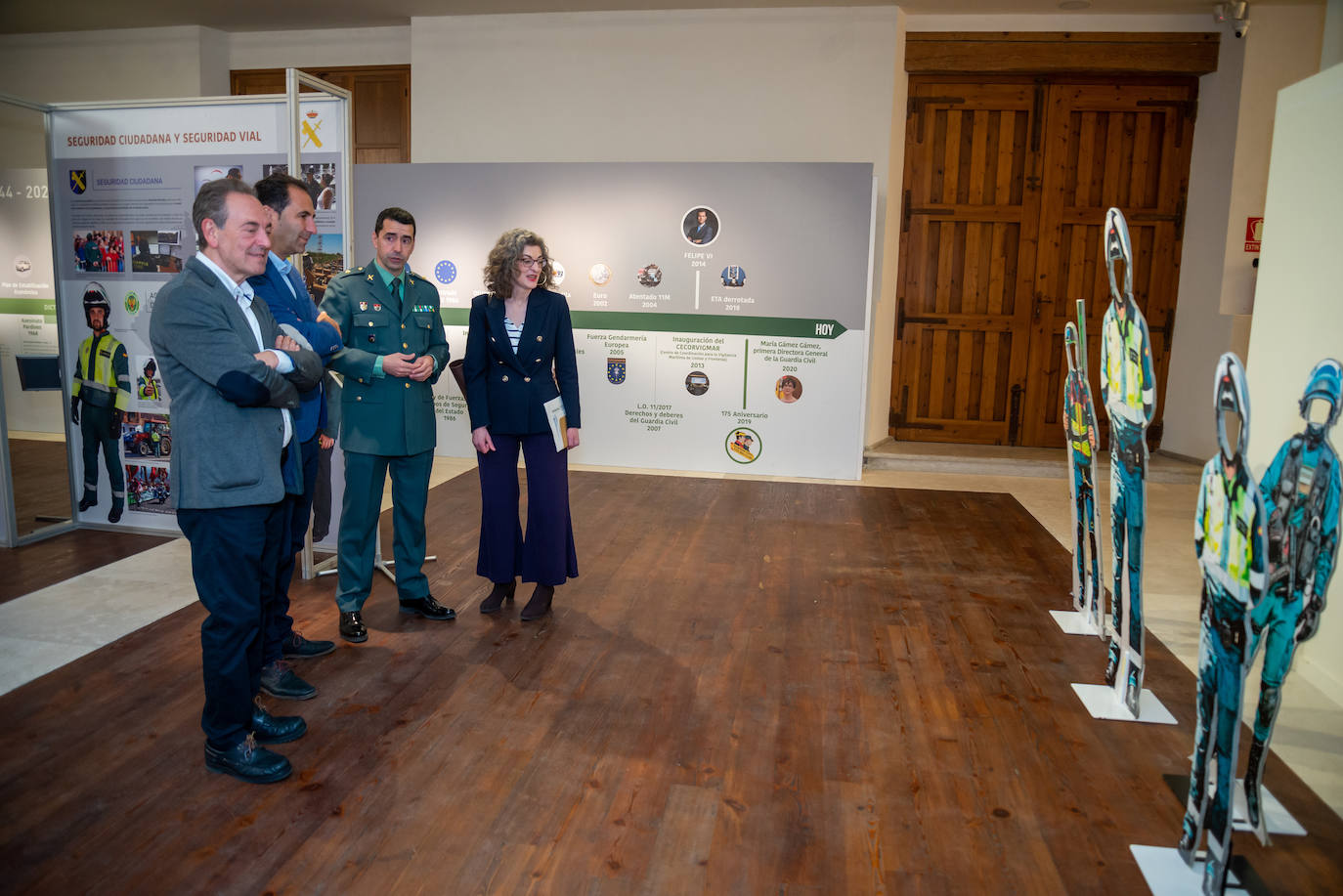 La eurodiputada Maite Pagazaurtundua visita la exposición de la Guardia Civil