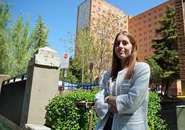 Lucía Alonso-Villalobos, frente al Hospital Clínico de Valladolid, donde hará su residencia