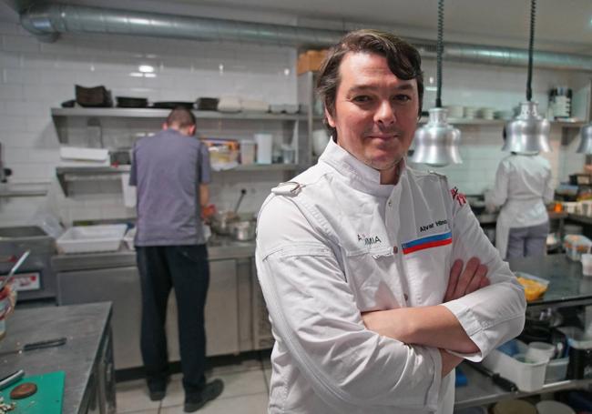 Alvar Hinojal en la cocina de su restaurante Alquimia