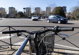 Una bicicleta ante el puente del Poniente de Valladolid.