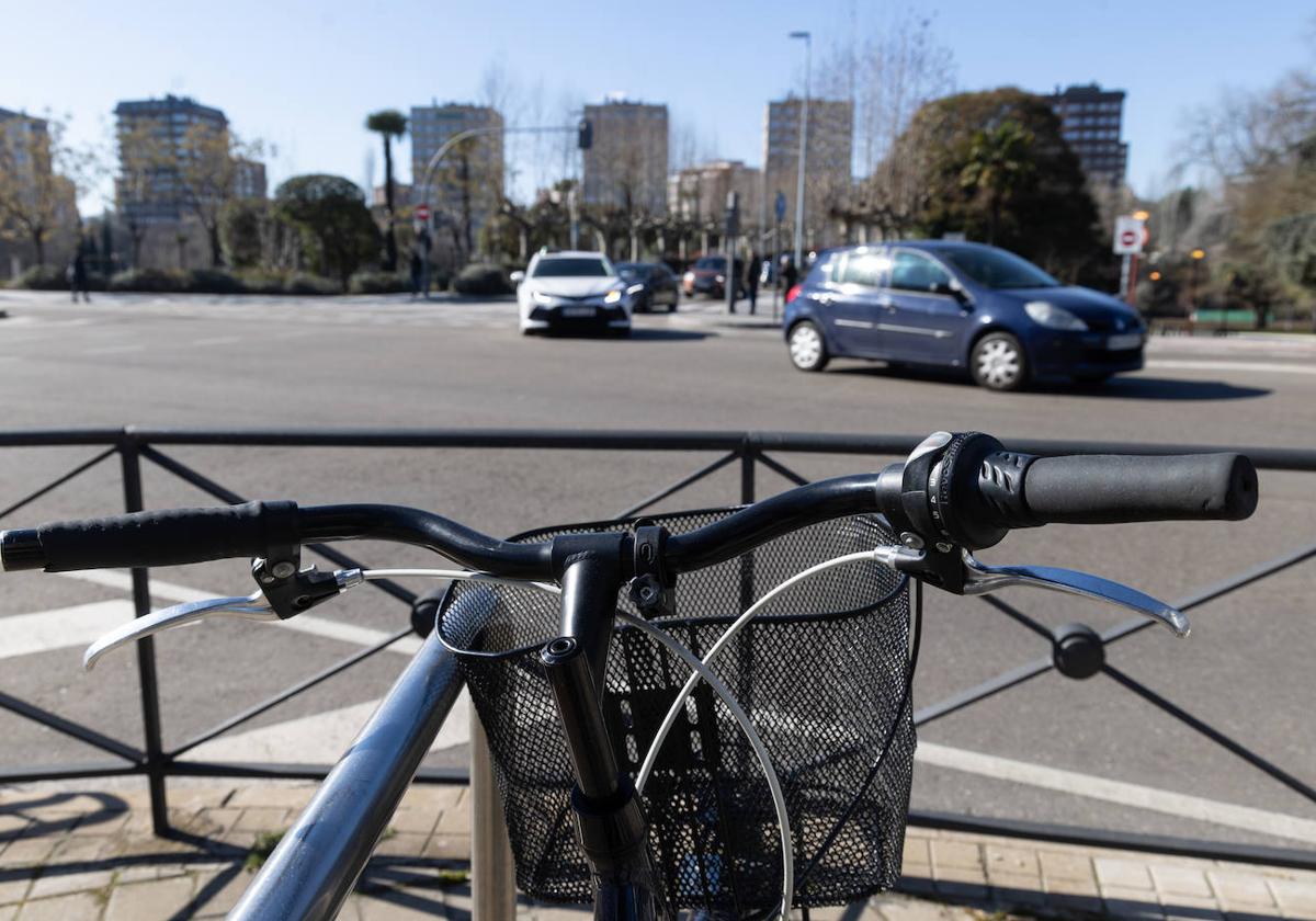 Una bicicleta ante el puente del Poniente de Valladolid.