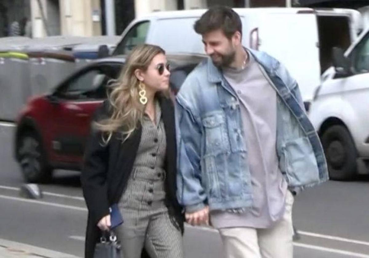 Clara Chía y Piqué pasean de la mano por las calles de Barcelona.