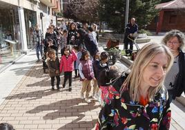 Estudiantes del Pan y Guindas y Carrechiquilla disfrutan del acto homenaje a los Comuneros en la estatua de la capital